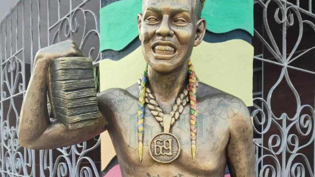 Polémica en Cuba: Autoridades Ordenan Retirar Escultura de Tekashi